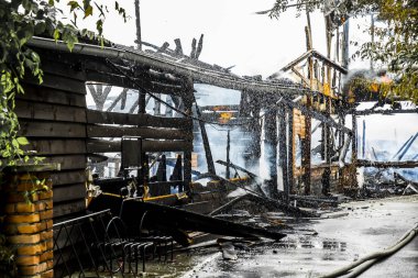 Yangından sonra yıkılmış bir binanın manzarası