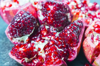 Kırmızı nar suyu. Yakın çekim.