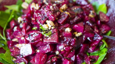 Bir tabakta pancar ve ceviz ile Salata, gıda