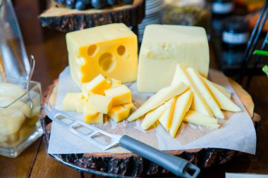 Tabakta peynir dilimleri