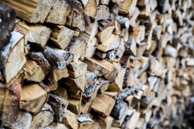 Kış için hazırlanmış odun yığını