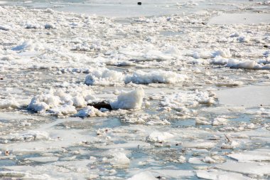Tuna nehrinde büyük bir buz kütlesi. Bir kış günü, kıyıya yakın.