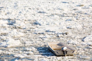 Buz dondurulmuş Tuna Nehri üzerinde tekne tuzak