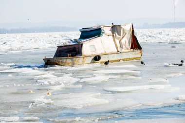 Buz dondurulmuş Tuna Nehri üzerinde tekne tuzak