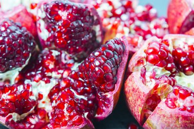 ahşap zemin üzerinde sulu nar