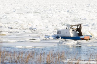 Buz dondurulmuş Tuna Nehri üzerinde tekne tuzak 