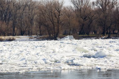Buz dondurulmuş Tuna Nehri üzerinde tekne tuzak
