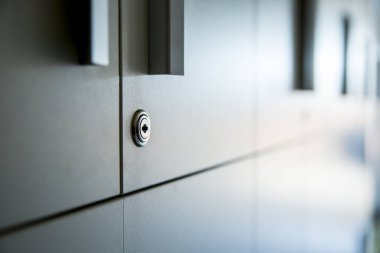 Modern dolapları kapatın.