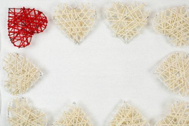 Sevgililer günü kartı - kırmızı ve beyaz kalp beyaz arka plan üzerinde