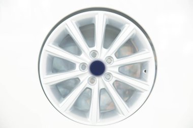 Beyaz arka plan üzerinde araba alaşım jant