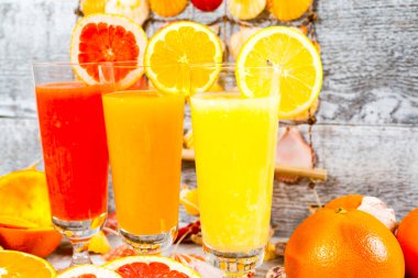 Taze sıkılmış portakal, limon ve greyfurt suyu.