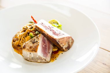 Plaka üzerinde ızgara orkinos biftek