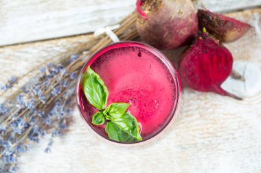 Bardakta taze pancar suyu