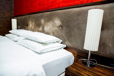 Modern kırmızı ve kahverengi bir yatak odası. 