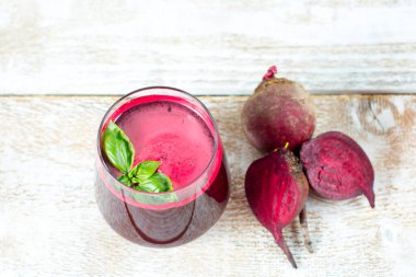 Bardakta taze pancar suyu