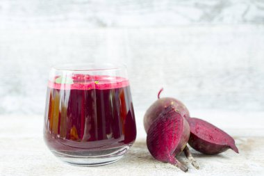 Bardakta taze pancar suyu