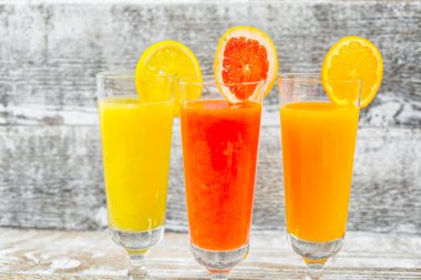 Ahşap arka planda taze sıkılmış meyve suları