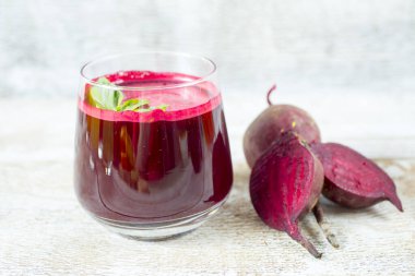 Bardakta taze pancar suyu