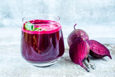 Bardakta taze pancar suyu