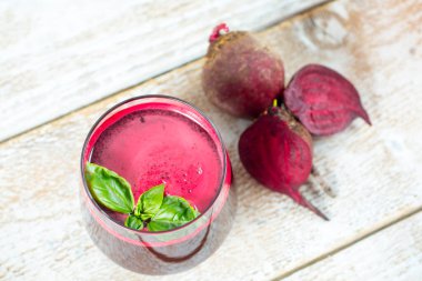 Bardakta taze pancar suyu