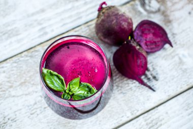 Bardakta taze pancar suyu