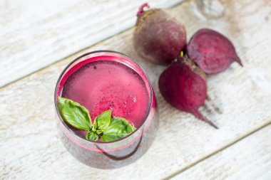 Bardakta taze pancar suyu