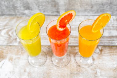 Ahşap arka planda taze sıkılmış meyve suları