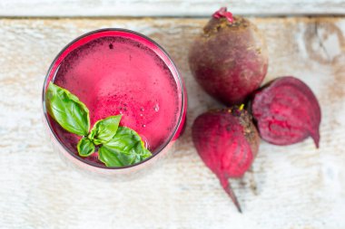 Bardakta taze pancar suyu