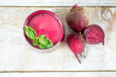 Bardakta taze pancar suyu