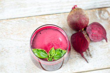 Bardakta taze pancar suyu