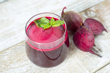 Bardakta taze pancar suyu