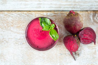 Bardakta taze pancar suyu