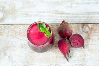 Bardakta taze pancar suyu