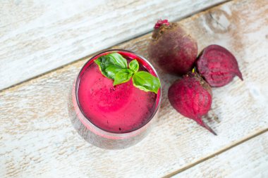 Bardakta taze pancar suyu