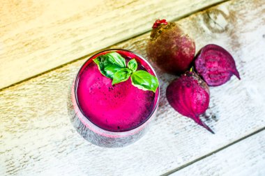 Bardakta taze pancar suyu