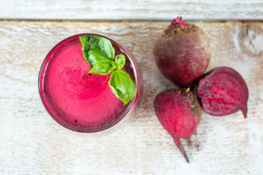 Bardakta taze pancar suyu