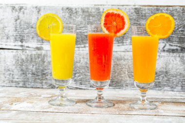 Ahşap arka planda taze sıkılmış meyve suları