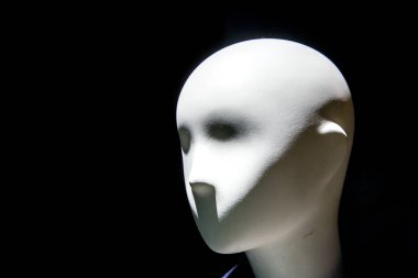 Karanlık arka planda karamsar ışıklandırması olan manken yüzü.