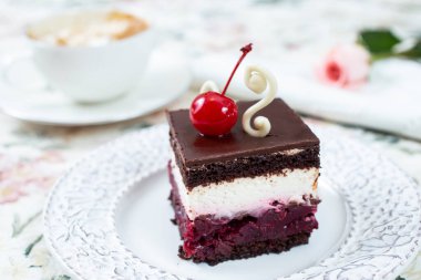 Krem şantili ve vişneli çikolatalı pasta.