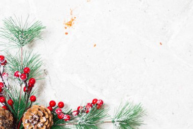 Ökseotu Noel süslemesi böğürtlen, sarmaşık ve koni ile