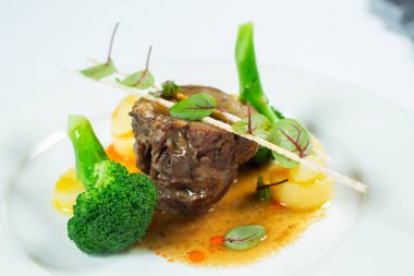 Patates, brokoli ve baharatlı kızarmış et.