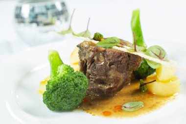 Patates, brokoli ve baharatlı kızarmış et.