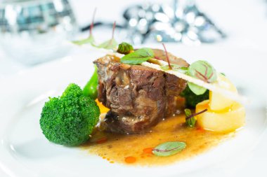 Patates, brokoli ve baharatlı kızarmış et.