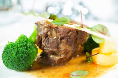 Patates, brokoli ve baharatlı kızarmış et.