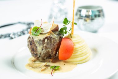 Sebzeli biftek ve mantar sosu.