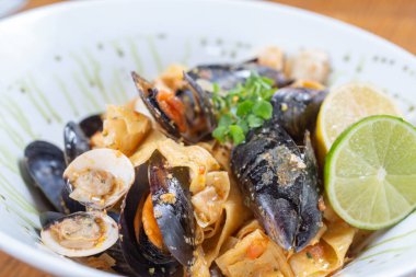 Deniz kabuğu ve baharatlı makarna.