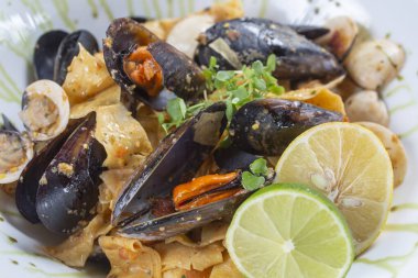 Deniz kabuğu ve baharatlı makarna.