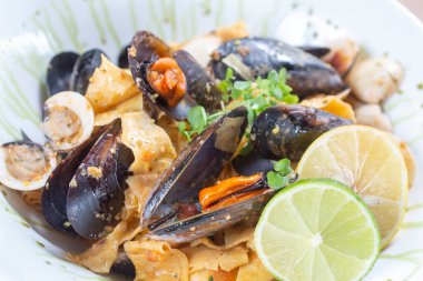 Deniz kabuğu ve baharatlı makarna.