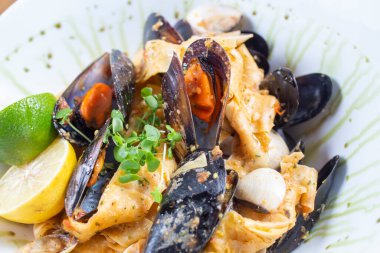 Deniz kabuğu ve baharatlı makarna.