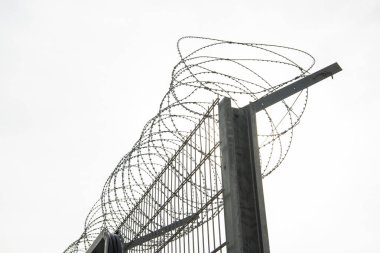 İki ülke arasındaki sınırda dikenli tel